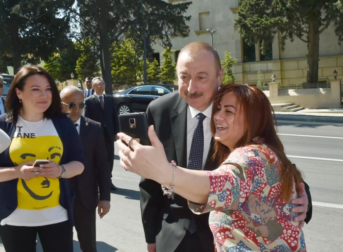 Prezidentlə birinci xanımın sakinlərlə görüşündən FOTOLAR