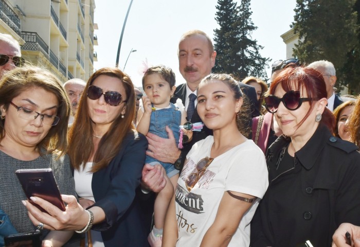 Prezidentlə birinci xanımın sakinlərlə görüşündən FOTOLAR