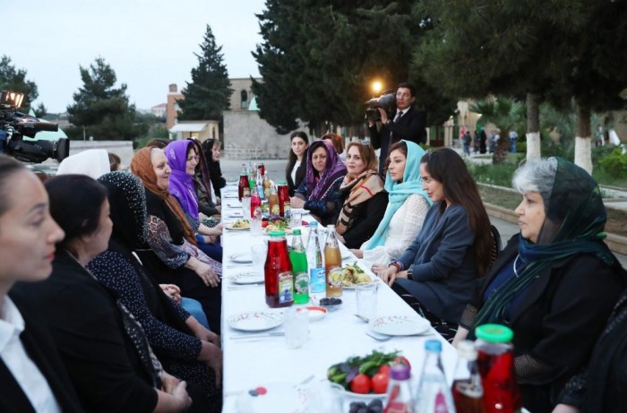 Mehriban Əliyeva qızı ilə iftar mərasimində - FOTOLAR