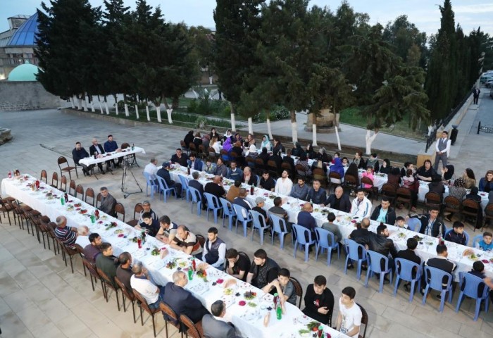 Mehriban Əliyeva qızı ilə iftar mərasimində - FOTOLAR