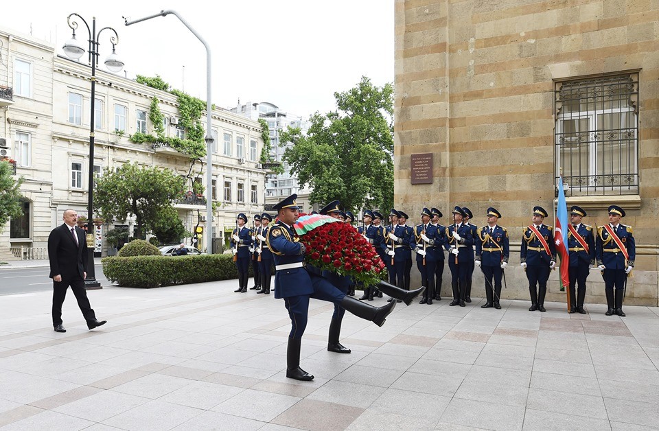 İlham Əliyev abidəni ziyarət etdi - FOTOLAR-YENİLƏNİB