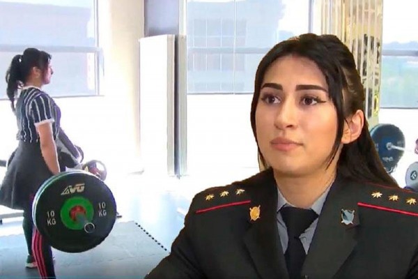Azərbaycanlı polis qadın hər kəsi heyrətləndirdi - VİDEO