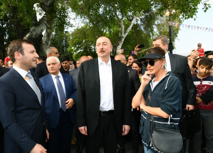 Prezident ailəsi ilə birlikdə bulvarda gəzintiyə çıxdı - VİDEO (FOTO) - YENİLƏNİB