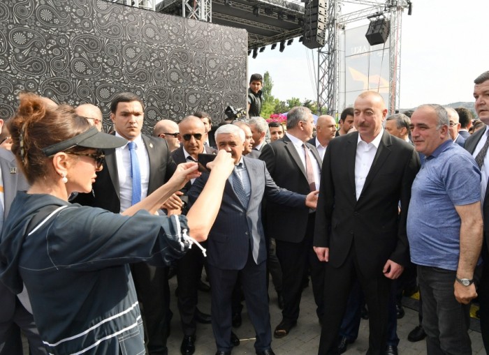 Prezident ailəsi ilə birlikdə bulvarda gəzintiyə çıxdı - VİDEO (FOTO) - YENİLƏNİB