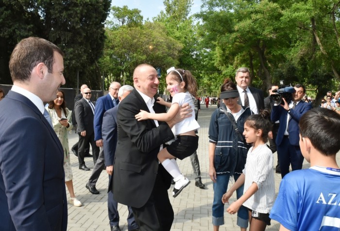 Prezident ailəsi ilə birlikdə bulvarda gəzintiyə çıxdı - VİDEO (FOTO) - YENİLƏNİB