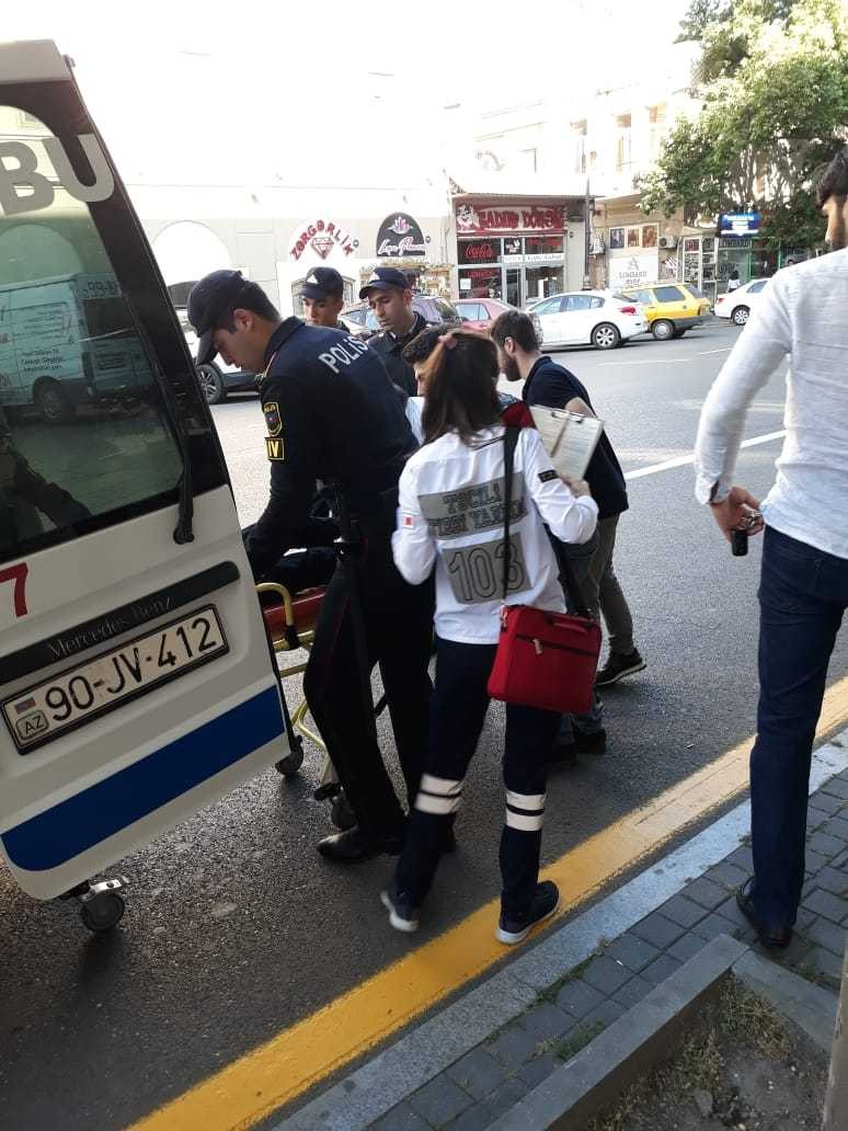 Halı pisləşən şəxsə polislər kömək etdi - Bakıda (FOTO)