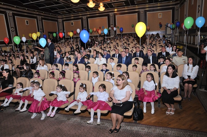 Xanım başçı uşaqlara hədiyyə verdi -   FOTO