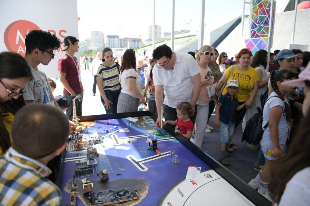 Heydər Əliyev Mərkəzinin parkında Uşaq festivalı keçirildi - FOTO