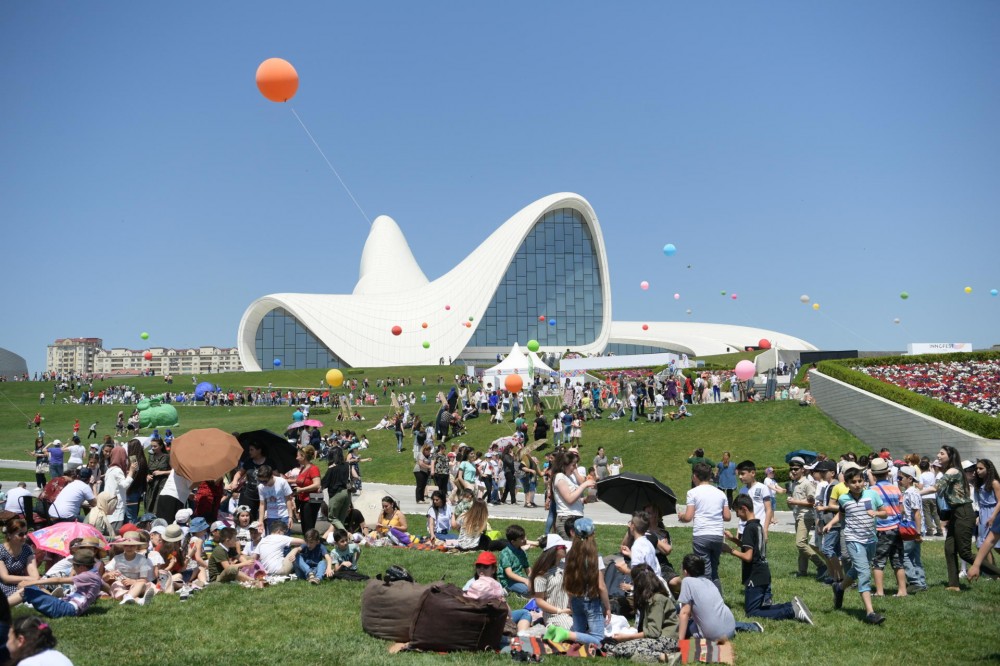 Heydər Əliyev Mərkəzinin parkında Uşaq festivalı keçirildi - FOTO