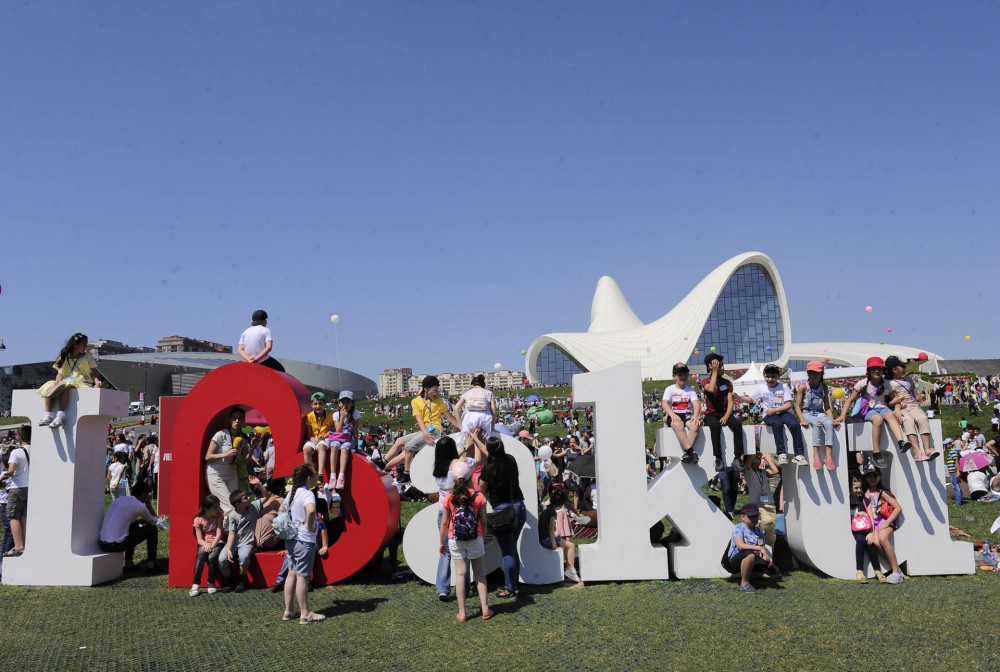 Heydər Əliyev Mərkəzinin parkında Uşaq festivalı keçirildi - FOTO