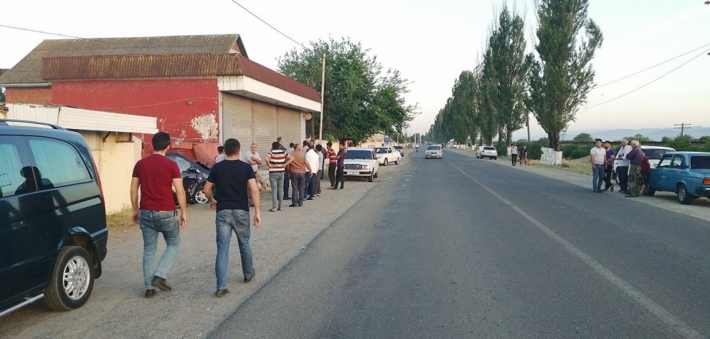 Mikroavtobus minik avtomobili ilə toqquşdu: ölən və yaralanan var -FOTOLAR