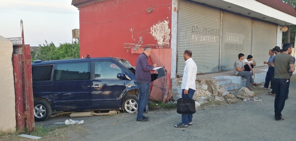 Mikroavtobus minik avtomobili ilə toqquşdu: ölən və yaralanan var -FOTOLAR