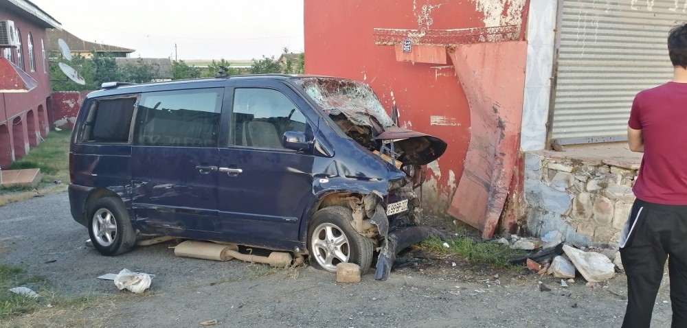 Mikroavtobus minik avtomobili ilə toqquşdu: ölən və yaralanan var -FOTOLAR