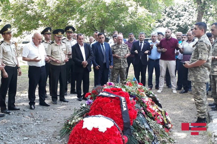 Ehtiyatda olan hərbi qulluqçular şəhid mayorun məzarını ziyarət etdilər - FOTO