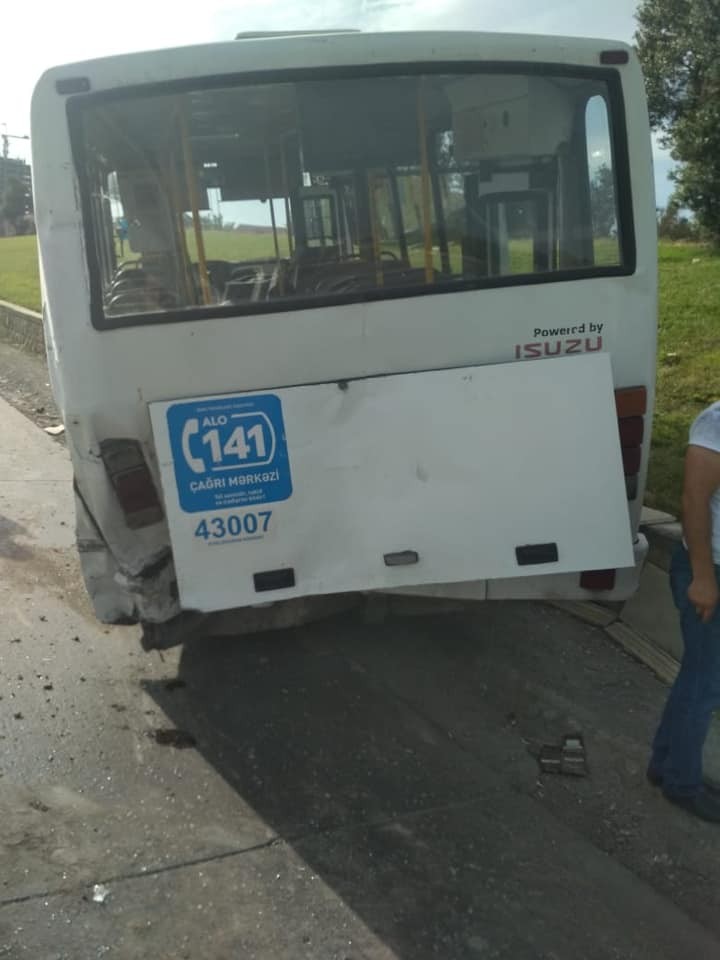 Bakıda sərnişin avtobusu qəza törətdi - Xəsarət alanlar var (Foto)