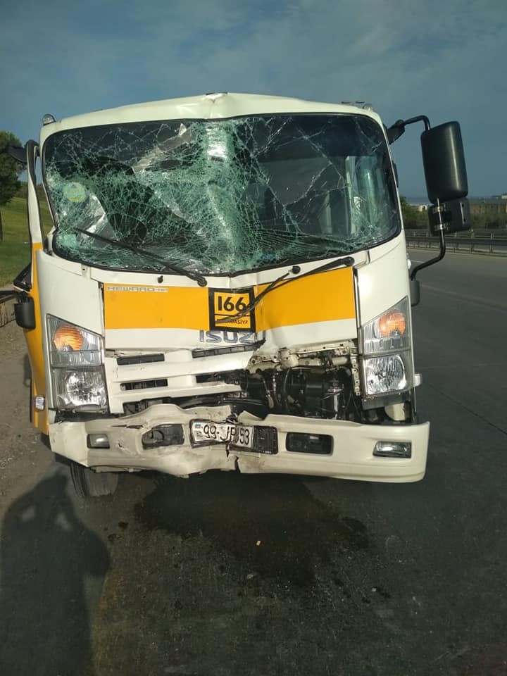 Bakıda sərnişin avtobusu qəza törətdi - Xəsarət alanlar var (Foto)