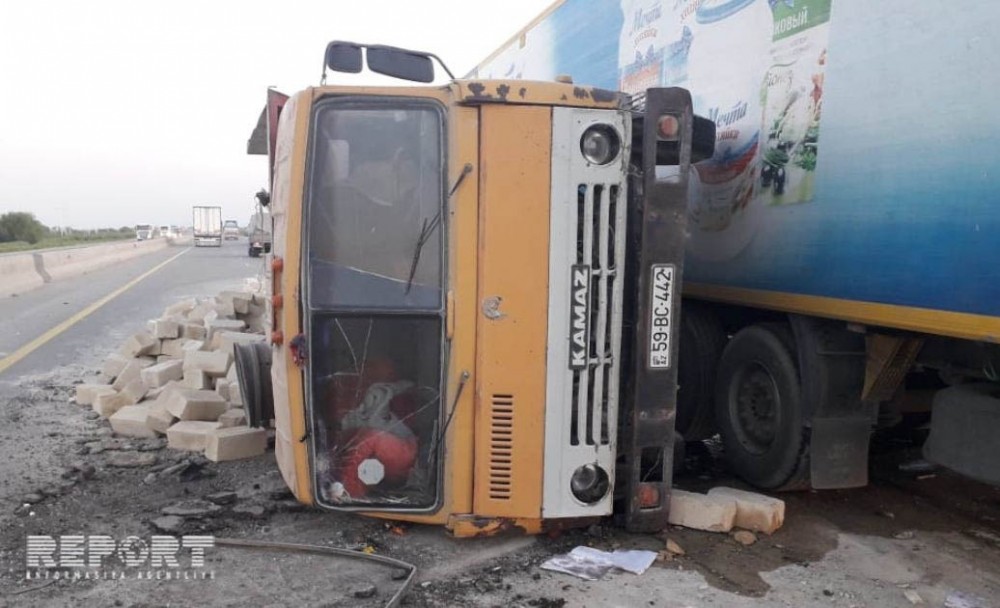 Kürdəmirdə yük maşını "Kamaz"a çırpılaraq onu aşırdı - Foto