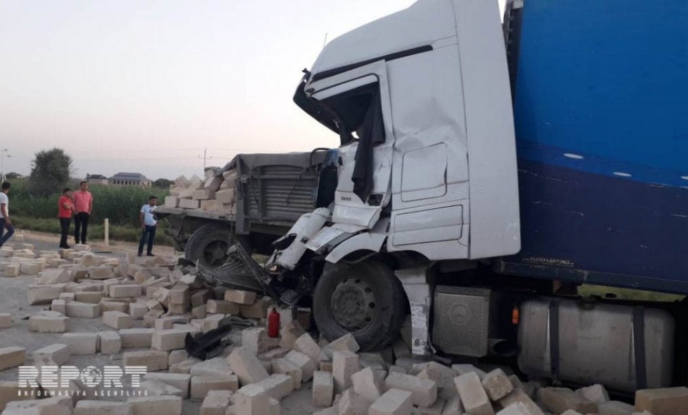 Kürdəmirdə yük maşını "Kamaz"a çırpılaraq onu aşırdı - Foto