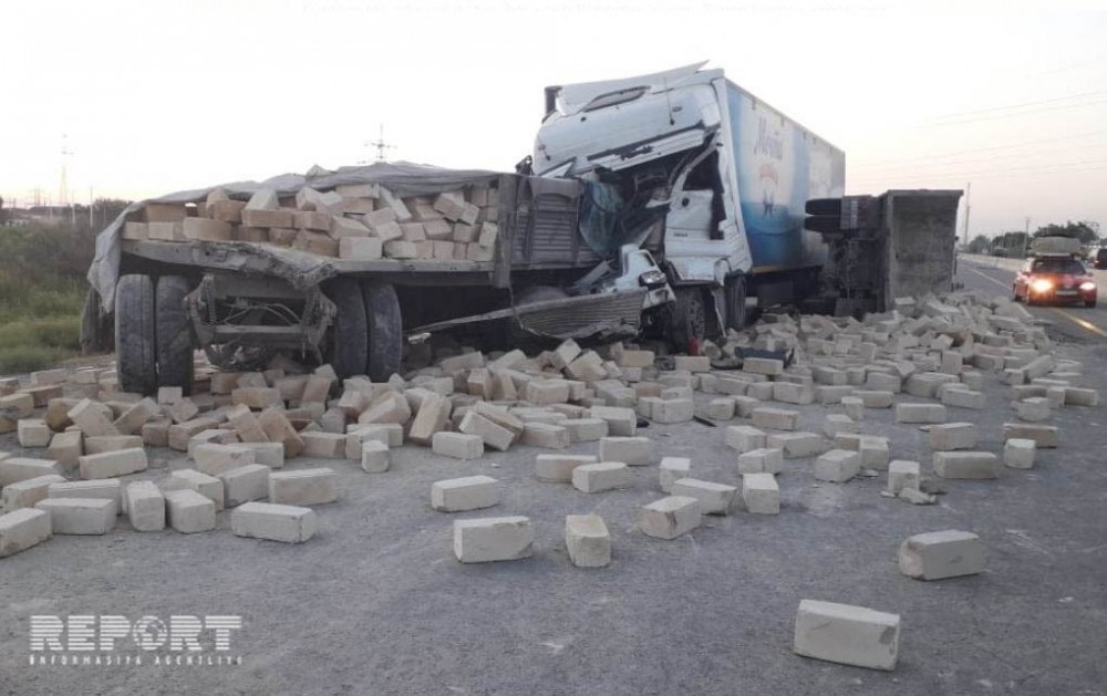 Kürdəmirdə yük maşını "Kamaz"a çırpılaraq onu aşırdı - Foto