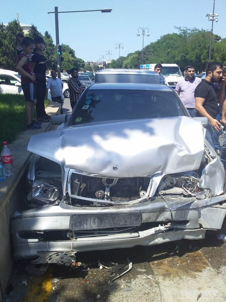 Bakıda ağır qəza: Maşın səkidə dayanan kişiyə çırpıldı (FOTO)