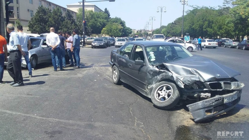 Bakıda ağır qəza: Maşın səkidə dayanan kişiyə çırpıldı (FOTO)