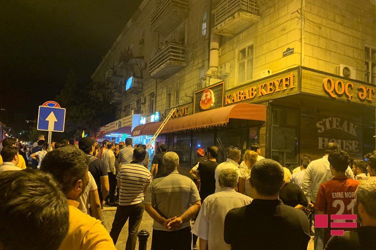 Paytaxtın məşhur restoranında yanğın olub, təxliyyə edilənlər var  -FOTO