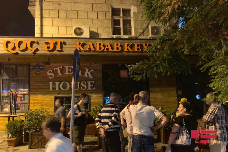 Paytaxtın məşhur restoranında yanğın olub, təxliyyə edilənlər var  -FOTO