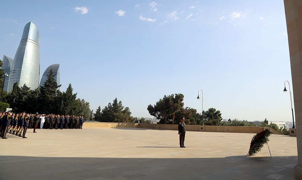 Müdafiə Nazirliyinin rəhbərliyi Fəxri və Şəhidlər xiyabanlarında - FOTO