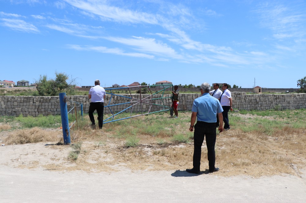 Bakıda bəzi çimərliklərdə şlaqbaumlar və qapılar götürüldü 