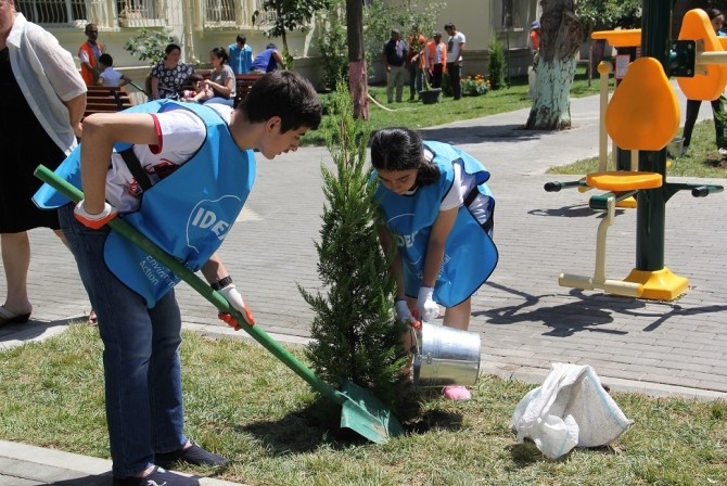 Leyla Əliyevadan ad günündə Bakı sakinlərinə SÜRPRİZ – FOTO