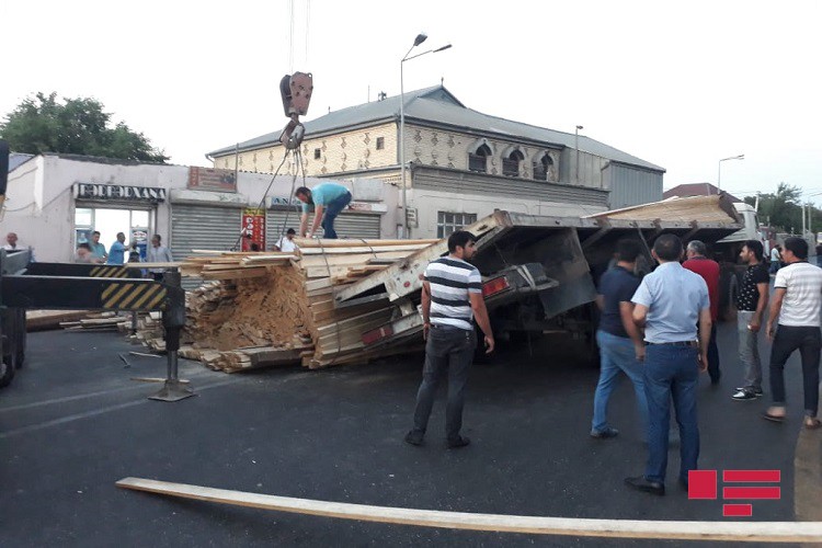 Bakıda yük maşını aşdı - FOTO