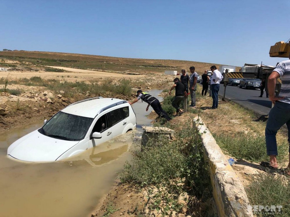 Abşeronda maşın aşaraq su gölünə düşdü - FOTO