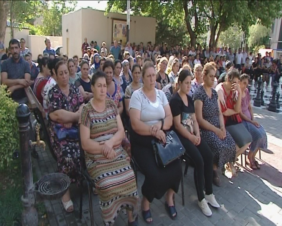 Bakıda mənzilərə zibil paketəri paylanıldı - FOTOLAR