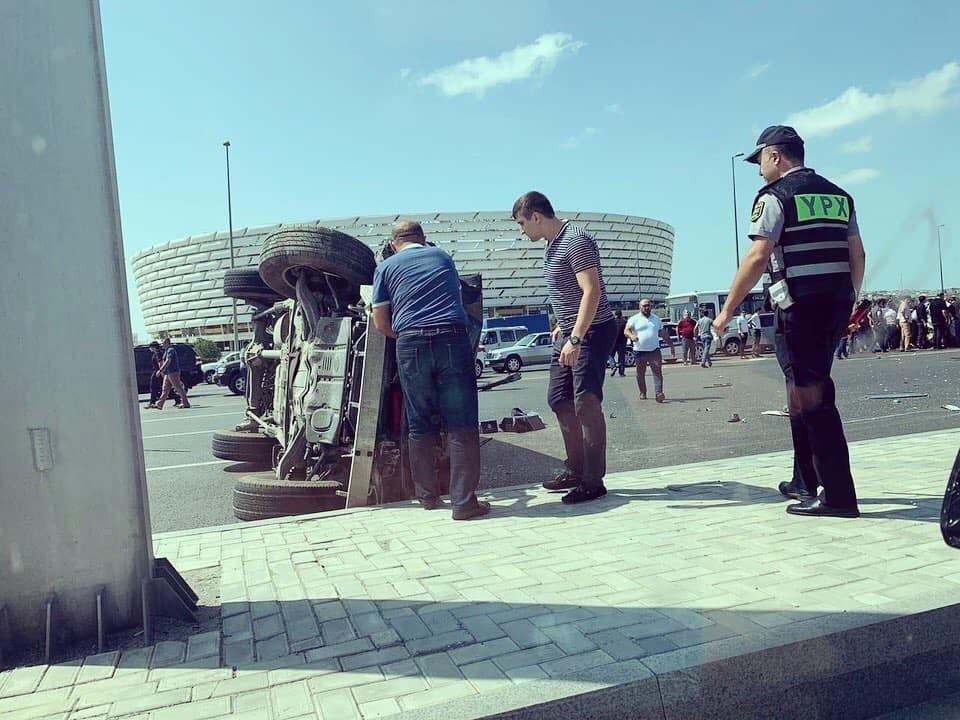 Hava limanı yolunda ağır qəza: tıxac yarandı - FOTO