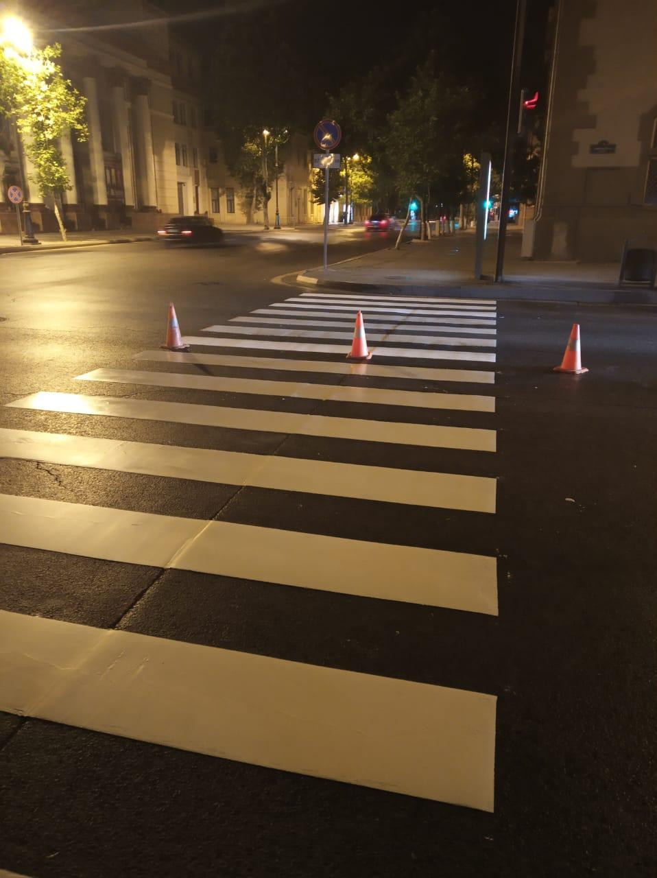 Bakıda piyada keçidləri iki komponentli boya ilə rənglənir - FOTOLAR