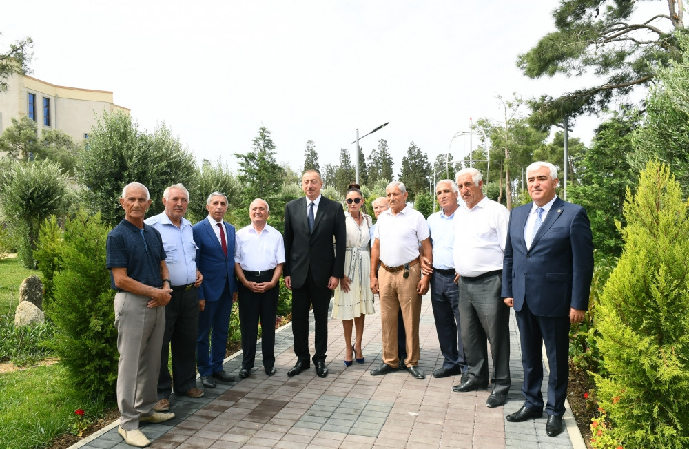 "Ayağım protezdir, mənə kömək etdiniz" - Sakinlərin prezidentlə DİALOQU