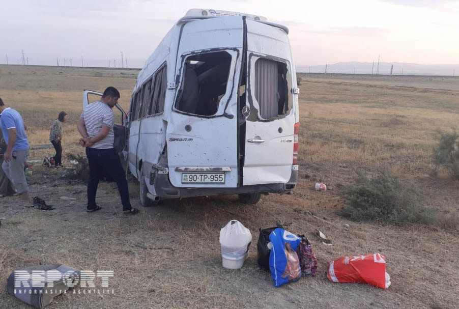 Gəncəyə gedən mikroavtobus qəzaya uğradı: 20-ə yaxın yaralı var