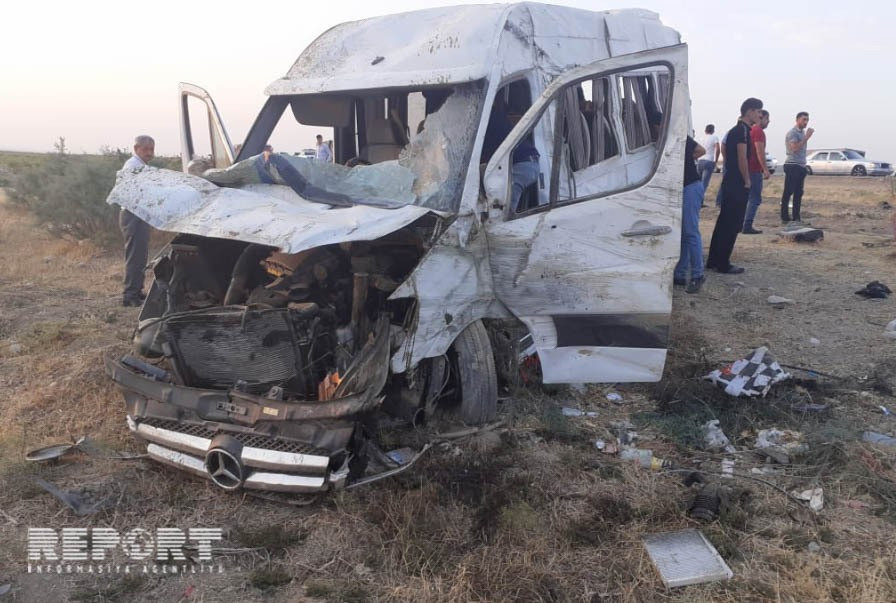 Gəncəyə gedən mikroavtobus qəzaya uğradı: 20-ə yaxın yaralı var