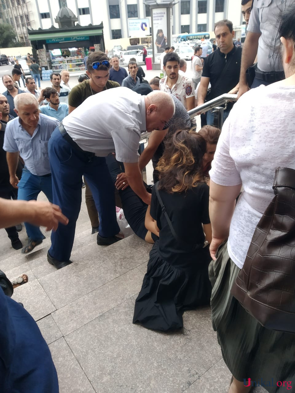 Metrodan çıxan qızın halı pisləşdi - FOTO