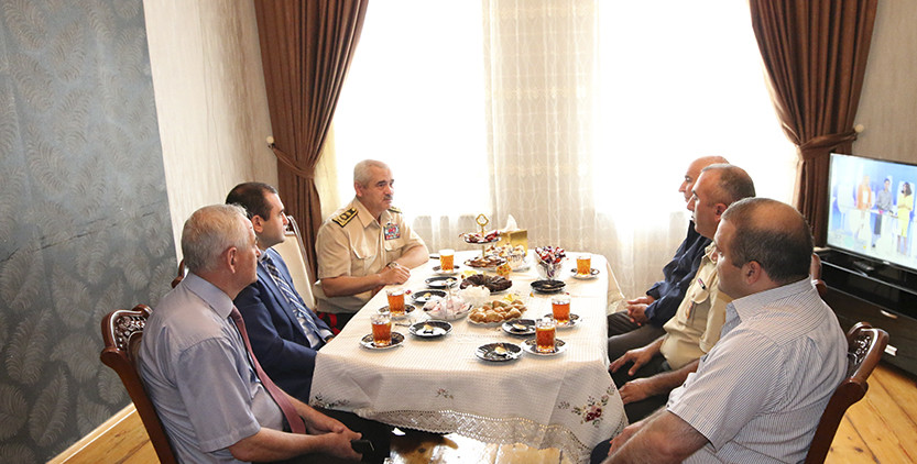 Arzu Rəhimov şəhid ailələrinin bayramını təbrik etdi (Foto)