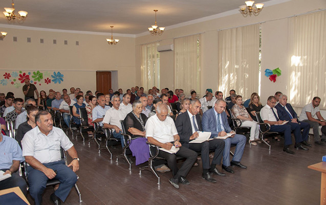 Abdin Fərzəliyev sakinlərin problemini dinlədi - FOTO