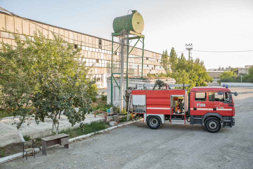 Taxta bazarında yanğının söndürülməsinə dəmiryolçular da cəlb olunub - FOTO