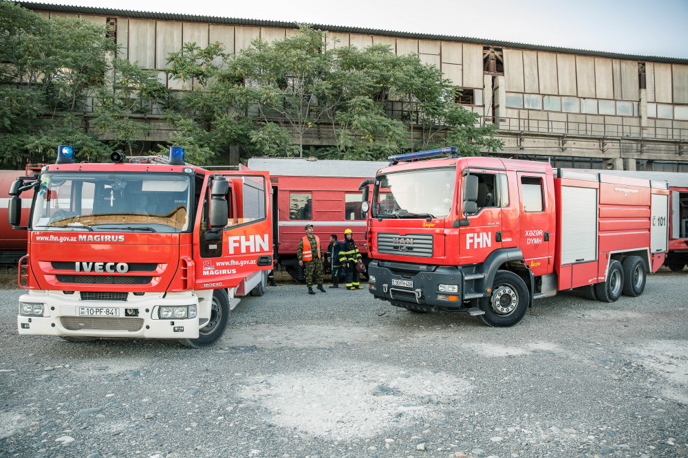 Taxta bazarında yanğının söndürülməsinə dəmiryolçular da cəlb olunub - FOTO