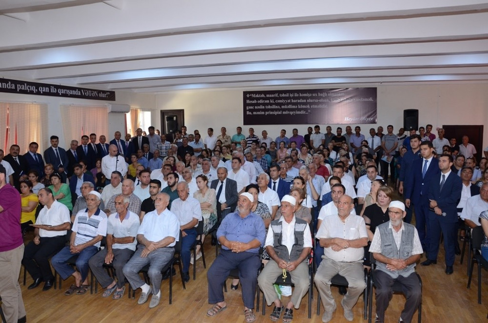 Hövsanlılar Mehriban xanımı təbrik ediblər - FOTO