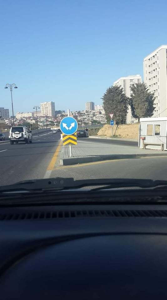 Bakının mərkəzində qeyri-adi yol nişanı - FOTO