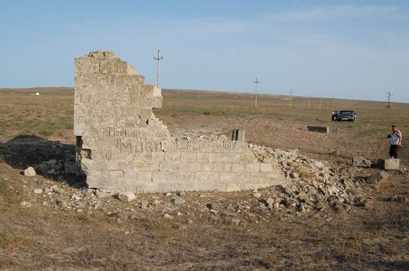 Xəzər rayonunda tarixi abidə dağıdıldı - FOTOLAR