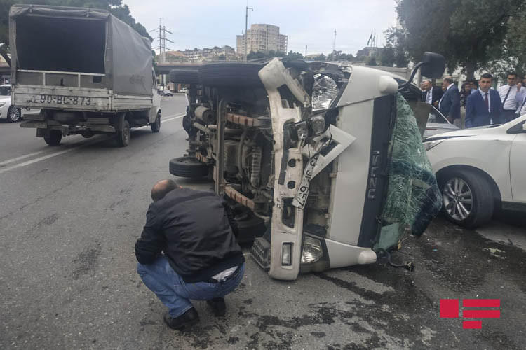 Bakıda yük maşını aşdı, yolda tıxac yarandı - FOTO