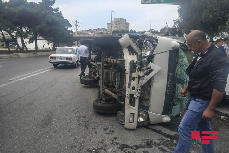 Bakıda yük maşını aşdı, yolda tıxac yarandı - FOTO