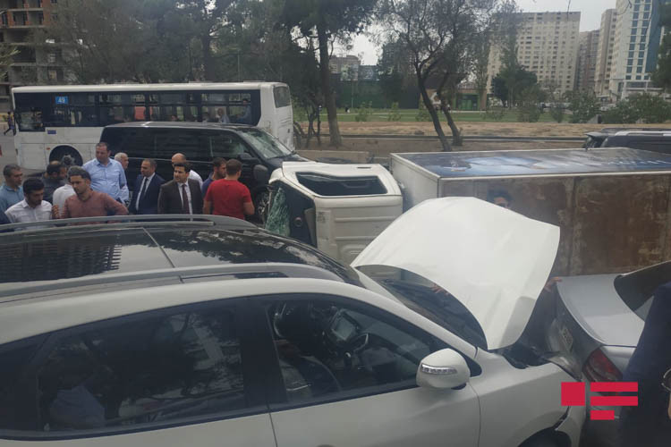 Bakıda yük maşını aşdı, yolda tıxac yarandı - FOTO