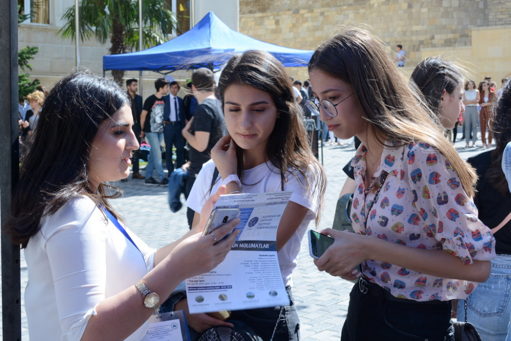 UNEC-də birinci kurslar üçün “Oriyentasiya günü” keçirildi - FOTOLAR